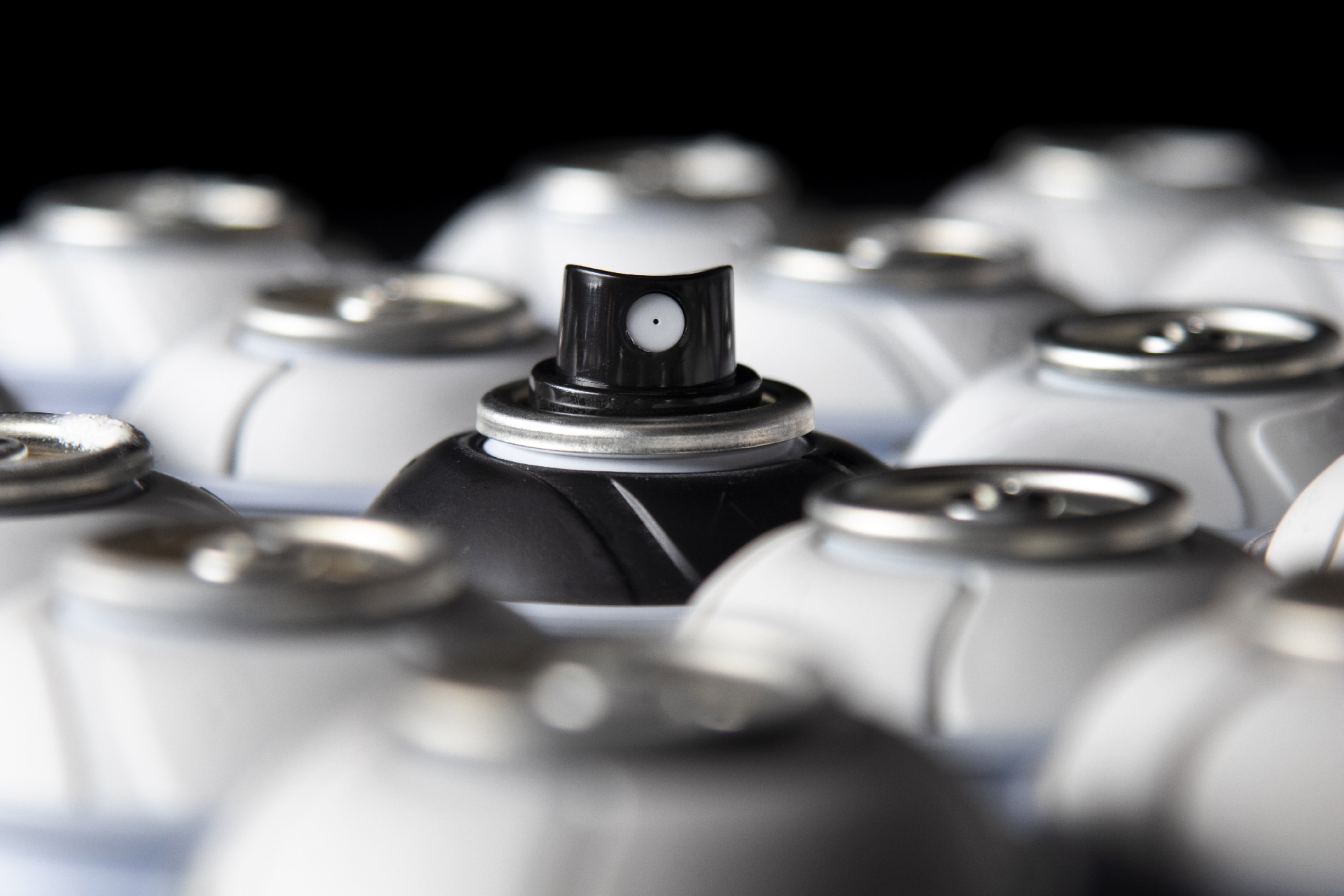 烤漆與自噴漆耐久性對比分析：工藝、性能與應(yīng)用場景全解析